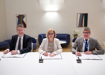 (v.l.n.r.) Chemiker Univ.-Prof. DDr. Franz Renz, Landeshauptfrau Johanna Mikl-Leitner und der Rektor der TU Wien Jens Schneider bei der Unterschrift des Letter of Intent.