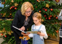 Landeshauptfrau Johanna Mikl-Leitner mit Rosalie beim Durchblättern des neuen Wimmelbuches.