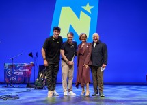 Feierstunde für Niederösterreichs Maturantinnen und Maturanten mit Auszeichnung im Festspielhaus St. Pölten. Im Bild: Landeshauptfrau Johanna Mikl-Leitner (2.v.r.) mit Alexander Eder, Andreas Onea und Rudi Roubinek.