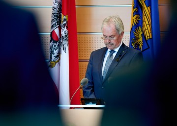 „Unser Land wurde mitten ins Herz getroffen“, sagte Landtagspräsident Karl Wilfing zu Beginn der Sitzung im Hinblick auf den Amoklauf an einer Grazer Schule.