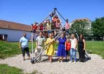 (v.l.n.r.) Freizeitpädagoge Muhammed Ali Ayer, Bürgermeister der Stadtgemeinde Neulengbach Jürgen Rummel, Familien-Landesrätin Christiane Teschl-Hofmeister, Stadtamtsdirektorin Annemarie Bauer, Stadträtin Maria Rigler und Freizeitpädagogin Noka Vitzekasova mit Kindern der Ferienbetreuung in Neulengbach.