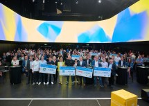 Gruppenfoto mit den Teilnehmern, Sponsoren und Ehrengästen der riz up-Genius-Preisverleihung im Haus der Digitalisierung in Tulln.