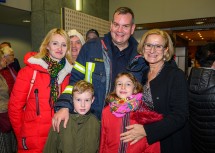 Landeshauptfrau Johanna Mikl-Leitner beim Erinnerungsfoto mit Feuerwehrmann Bernhard Steurer und seiner Familie.