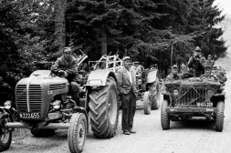 Bundesheerfahrzeug neben Traktor