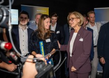 Landeshauptfrau Johanna Mikl-Leitner bei der Ergebnispräsentation des „Hackathon für Niederösterreich“.