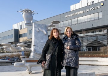 Landeshauptfrau Johanna Mikl-Leitner und Christine Gironcoli-Melichar, Witwe des Künstlers.