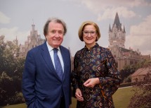 Landeshauptfrau Johanna Mikl-Leitner und Rudolf Buchbinder, der 2025 in seine letzte Saison als Künstlerischer Leiter Grafenegg geht.