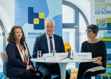 Bei der Pressekonferenz in der Stadtbibliothek St. Pölten (v.l.n.r.): Treffpunkt Bibliothek Geschäftsführerin Kathrin Hömstreit, Landesrat Anton Kasser und Stadtbibliothek-Leiterin Theresia Radl