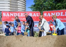 Spatenstich in Stetteldorf am Wagram: Familienministerin Susanne Raab, Bundeskanzler Karl Nehammer, Landeshauptfrau Johanna Mikl-Leitner und Familienlandesrätin  Christiane Teschl-Hofmeister (von links nach rechts).