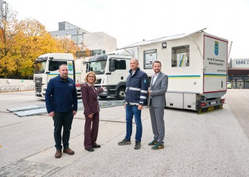 Bernhard Aigner, Leiter der Werkstätte und Dienstkraftfahrzeuge, Georg Hönig, Leiter Abteilung Technische Kraftfahrzeug, Landeshauptfrau Johanna Mikl-Leitner und Christoph Reiter, Leiter der Abteilung Gebäude- und Liegenschaftsmanagement (von links).