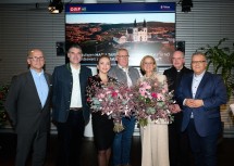 (v.l.n.r.) Pfarrgemeinderat Christian Schüller, Gemeinderat Andreas Frey, Star-Geigerin Lidia Baich, Bürgermeister Martin Leopoldinger, Landeshauptfrau Johanna Mikl-Leitner, Pfarrer Stefan Obergfell und ORF Moderator Werner Fetz.