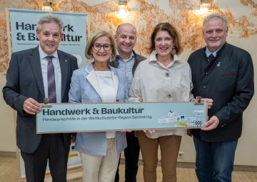 Bei der Veranstaltung „Auf der Walz“ am letzten Stopp, dem Sporthotel Semmering (v.l.): Landtagsabgeordneter Hermann Hauer, Landeshauptfrau Johanna Mikl-Leitner, der Semmeringer Bürgermeister Hermann Doppelreiter, Bezirkshauptfrau Alexandra Grabner-Fritz und Joachim Köll, Vizebürgermeister Payerbach und Obmann der Kleinregion Semmering-Rax.