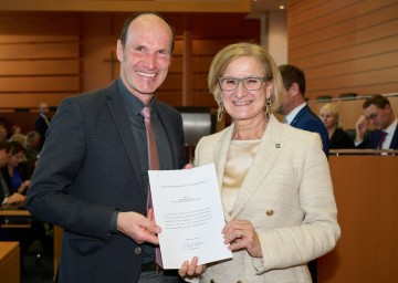 Verabschiedung von Pensionisten aus dem NÖ Landesdienst in St. Pölten. Im Bild: Landeshauptfrau Johanna Mikl-Leitner mit Mag. Florian Aigner, langjährige Führungskraft in der Sportabteilung beim Amt der NÖ Landesregierung