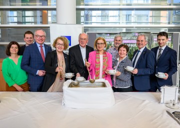 Gemeinderätin Sabine Dohr, Abgeordneter Florian Krumböck, LH-Stellvertreter Stephan Pernkopf, Landesrätin Christiane Teschl-Hofmeister, Diözesanbischof Alois Schwarz, Landeshauptfrau Johanna Mikl-Leitner, Reinhard Länger von der Katholischen Aktion der Diözese St. Pölten, Anna Raab vom kfb-Arbeitskreis für Entwicklungszusammenarbeit, Landtagspräsident Karl Wilfing und der evangelische Superintendent Michael Simmer (v.l.n.r.) beim traditionellen Benefiz-Suppenessen im NÖ Landhaus.