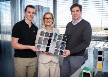 Besuch bei R-Space im Office Park am Flughafen Wien-Schwechat (v.l.): R-Space Mitarbeiter David Placke, Landeshauptfrau Johanna Mikl-Leitner und CEO Carsten Scharlemann.
