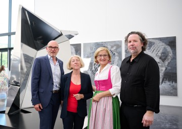 Bürgermeister Harald Ponweiser, Mascha Veech, Landeshauptfrau Johanna Mikl-Leitner und Stuart A. Veech bei der Eröffnung im neuen Kunstforum (v.l.n.r.).