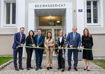 Offizielle Eröffnung des generalsanierten Bezirksgerichts Lilienfeld (v.l.n.r.): Christoph Reiter, Abteilungsleiter Gebäude- und Liegenschaftsmanagement Land NÖ, Bezirkshauptfrau Heidelinde Grubhofer, Bürgermeister Manuel Aichberger, Bezirksrätin Sandra Böhmwalder, Landeshauptfrau Johanna Mikl-Leitner, Kurt Seelinger, Vizepräsident Oberlandesgericht W/NÖ/Bgld., und die stellvertretende Gerichtsvorsteherin des Bezirksgerichts Lilienfeld Katharina Hinterleitner. 