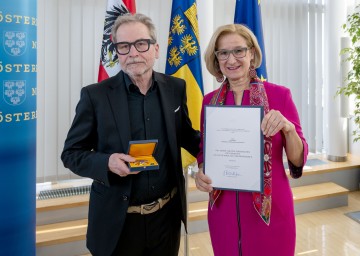 Landeshauptfrau Johanna Mikl-Leitner überreicht Ulrich Seidl das „Große Goldene Ehrenzeichen für Verdienste um das Bundesland Niederösterreich“.