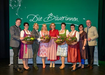 Beim Bäuerinnentag in Ybbs (v.l.n.r.): Landwirtschaftskammer NÖ Präsident Johannes Schmuckenschlager, Landesbäuerin-Stellvertreterin Eva Hagl-Lechner, Bundesministerin Klaudia Tanner, Landesbäuerin Irene Neumann-Hartberger, Landeshauptfrau Johanna Mikl-Leitner, Landesbäuerin-Stellvertreterin Andrea Wagner, Landesbäuerin-Stellvertreterin Michaela Zuschmann, „Die Bäuerinnen“-Geschäftsführerin Christine Habertheuer und LH-Stellvertreter Stephan Pernkopf.