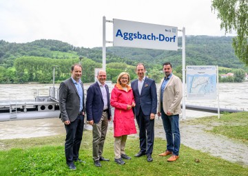 Landeshauptfrau Johanna Mikl-Leitner (m.) mit Bernhard Schröder (Donau Tourismus), Bürgermeister Andreas Nunzer, Spartenobmann Mario Pulker und Bürgermeister Josef Kienesberger.