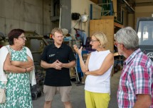 Bürgermeisterin Michaela Hinterholzer, Juniiorchef Florian Leitner, Landeshauptfrau Johanna Mikl-Leitner und Seniorchef Günter Leitner am Firmengeländer des Steinmetzbetriebs Leitner in Oed-Öhling (v.l.n.r).