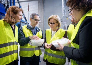 Betriebsbesuch bei Austrotherm, von links nach rechts: Botschafterin Yvonne Toncic-Sorinj, Produktionsleiter Mladen Ivic, Landeshauptfrau Johanna Mikl-Leitner, Botschafter Daniel Gluncic und Bozana Kovacevic Covic (Managing Director Austrotherm Croatia).