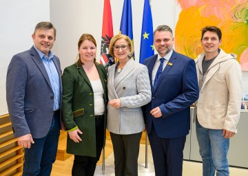 Stadtrat Johann Kogler, Zooologische Leitung Barbara Forstner, Landeshauptfrau Johanna Mikl-Leitner, Bürgermeister Lukas Michlmayr und Planer Helmut Tramberger (v.l.n.r.) 