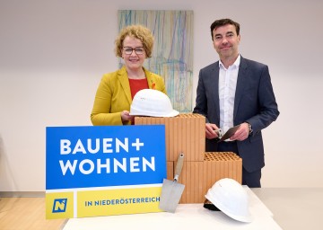 Wohnbau-Landesrätin Christiane Teschl-Hofmeister und Christian Rädler, Landesgruppenobmann der Gemeinnützigen Bauvereinigungen (GBV).