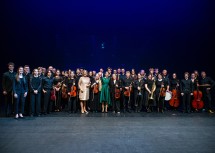 Landeshauptfrau Johanna Mikl-Leitner mit den jungen Künstlerinnen und Künstlern, die den festlichen Abend anlässlich des NÖ Landesfeiertags im Festspielhaus St. Pölten musikalisch-künstlerisch gestalteten.