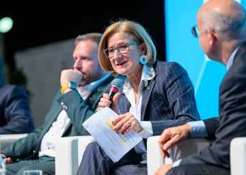 Landeshauptfrau Johanna Mikl-Leitner bei der hochkarätig besetzten Podiumsdiskussion beim NÖ Zukunftstag der ARGE Bau in Tulln 