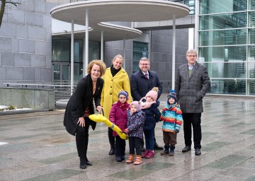 (v.l.) Bildungslandesrätin Christiane Teschl-Hofmeister, Radland-Geschäftsführerin Susanne Hauptmann, Mobilitätslandesrat Ludwig Schleritzko und Landesdirektor ÖAMTC W, NÖ, Bgld. Ernst Kloboucnik mit den Kids (v.l.) Sophie, Pfeifer, Linda Humpelstetter, Emilia Fischer und Jonah Grünn.