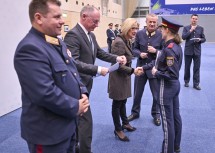 Bundespolizeidirektor Michael Takacs, Bundesminister Gerhard Karner, Landeshauptfrau Johanna Mikl-Leitner und Landespolizeidirektor Franz Popp bei der Übergabe von Dienstprüfungszeugnissen. 