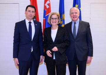 Landeshauptfrau Johanna Mikl-Leitner mit dem slowakischen Botschafter Jozef Polakovič (li.) und Unternehmer Veit Schmid-Schmidsfelden (re).