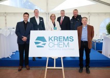 Bei der Präsentation: Reinhard Rinner von der Firma Innio Jenbacher, KremsChem Austria CEO Michael Kunz, Landeshauptfrau Johanna Mikl-Leitner, KremsChem Holding CEO Ralph Theuer, Bürgermeister Peter Molnar und Projektleiter Josef Schreiber von KremsChem.