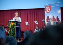 Landeshauptfrau Johanna Mikl-Leitner bei ihrer Festrede zum Jubiläum „1000 Jahre Orth an der Donau“.