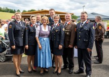 Landeshauptfrau Johanna Mikl-Leitner und Kommandant Walter Diesmayr mit Mitgliedern der Partner-Feuerwehr aus Kroatien.