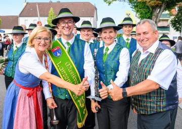 (v.l.) Landeshauptfrau Johanna Mikl-Leitner, Kapellmeister Andreas Schöberl, Obfrau Monika Altmann und Bürgermeister Bernhard Karnthaler beim Gründungsfest des Musikvereins Lanzenkirchen.