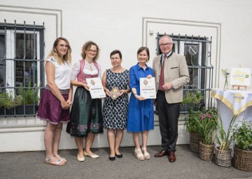 LH-Stv. Stephan Pernkopf überreichte die Auszeichnung an Katharina Jungwirth, Elisabeth Hamersky von Waldviertel 2Go sowie an die Gastgeberinnen Veronika Steger und Cornelia Steger-Bacher von WILLma.