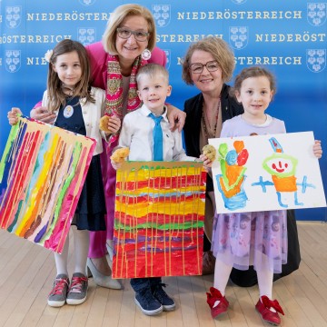 Bei der heutigen Pressekonferenz „Niederösterreich auf dem Weg zum familienfreundlichsten Kulturland Österreichs“: Landeshauptfrau Johanna Mikl-Leitner und Landesrätin Christiane Teschl-Hofmeister mit kleinen Künstlern aus dem Landhauskindergarten (v.l.n.r.) Valentina, Moritz und Emma.