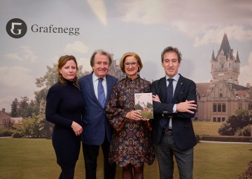 Bei der Pressekonferenz zur Festivalsaison 2025 in Grafenegg: (v.l.n.r.) Simone Bamberg, Geschäftsführerin Grafenegg, der Künstlerische Leiter Rudolf Buchbinder, Landeshauptfrau Johanna Mikl-Leitner und Fabián Panisello, Composer in Residence 2025.