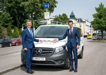 NÖVOG-Geschäftsführer Wolfgang Schroll (links) und LH-Stellvertreter Udo Landbauer (rechts) ziehen nach dem ersten Betriebsjahr von „VOR Flex Mostviertel West“ eine Bilanz.