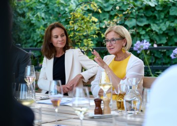 Patricia Neumann und Landeshauptfrau Johanna Mikl-Leitner bei der Diskussion über die Zukunft des Standorts Europa.