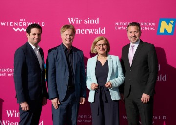 Bürgermeister David Berl, Niederösterreich Werbung Geschäftsführer Michael Duscher, Landeshauptfrau Johanna Mikl-Leitner und Michael Wollinger, Geschäftsführer der Wienerwald Tourismus GmbH, beim Tourismusempfang im Schlosspark Laxenburg (v.l.n.r.).