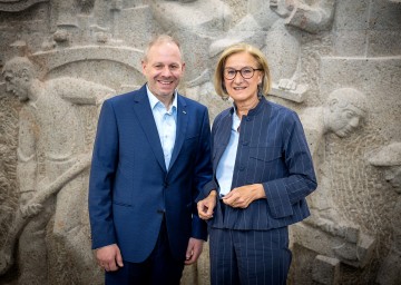 Beim GÖD NÖ Landeskongress: Der wiedergewählte Vorsitzende Matthias Deiser und Landeshauptfrau Johanna Mikl-Leitner.