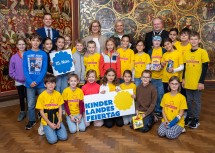 Die Schülerinnen und Schüler der Volksschule Albrechtstraße in Klosterneuburg mit (stehend v.l.) Bildungsdirektor Karl Fritthum, Landeshauptfrau Johanna Mikl-Leitner, Thomas Brezina und Propst Anton Höslinger.