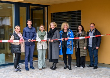 Foto (v.l.n.r.): Kindergarten Inspektorin Sabine Schragl, Landtagsabgeordneter Rene Lobner, Kindergarten-Leiterin Melanie Irschik, Familien-Landesrätin Christiane Teschl-Hofmeister, Bürgermeisterin Ulla Mühl-Hittinger, Barbara Bernhardt und Bernhard Etzersdorf