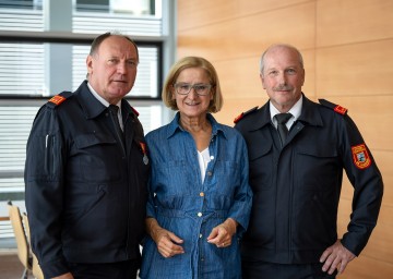 Kommandantenwechsel bei der Betriebsfeuerwehr NÖ Landhaus: Ehrenkommandant Karl Enzinger, Landeshauptfrau Johanna Mikl-Leitner und Betriebsfeuerwehr-Kommandant Erich Schilcher