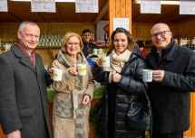 Am Adventmarkt Grafenegg (v.l.n.r.) Bürgermeister Manfred Denk, Landeshauptfrau Johanna Mikl-Leitner, Elisabeth Harreither, Leiterin der Kulinarik-Initiative „So schmeckt Niederösterreich“, und Günter Stöger, Bezirkshauptmann Krems.