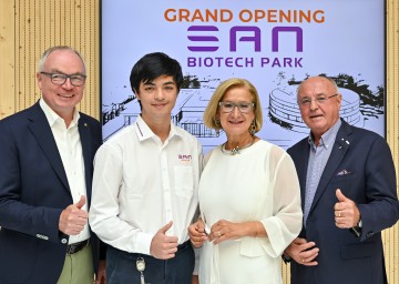 Bei der Eröffnung des neuen Hauptsitzes der SAN Group: LH-Stellvertreter Stephan Pernkopf, Richard Erber, Landeshauptfrau Johanna Mikl-Leitner und SAN-Group-Gründer Erich Erber.