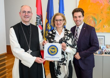 Abt Pius Maurer, Landeshauptfrau Johanna Mikl-Leitner und Bürgermeister Manuel Aichberger (v.l.n.r.)